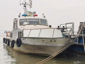 一艘18米级玻璃钢艇